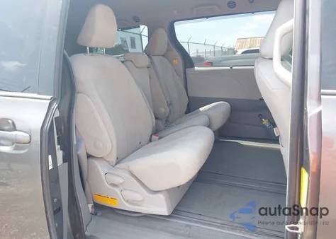 2012 Toyota Sienna Le V6 8 Passenger z USA, uszkodzony, nr VIN 5TDKK3DC9CS252274